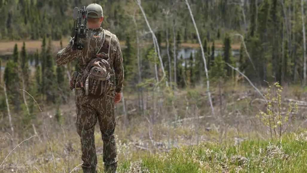 Un homme portant une tenue de camouflage pendant une partie de chasse à l’arc dans la région d’Algoma.