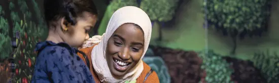 Une jeune fille montrant un jouet à une femme