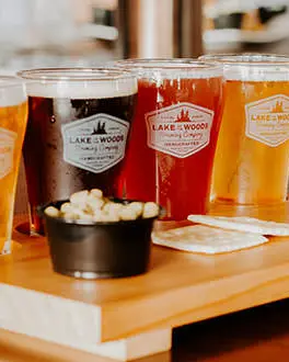 Lake of the Woods Brewing Company의 4가지 종류의 맥주와 반주를 포함하는 맥주 비행.